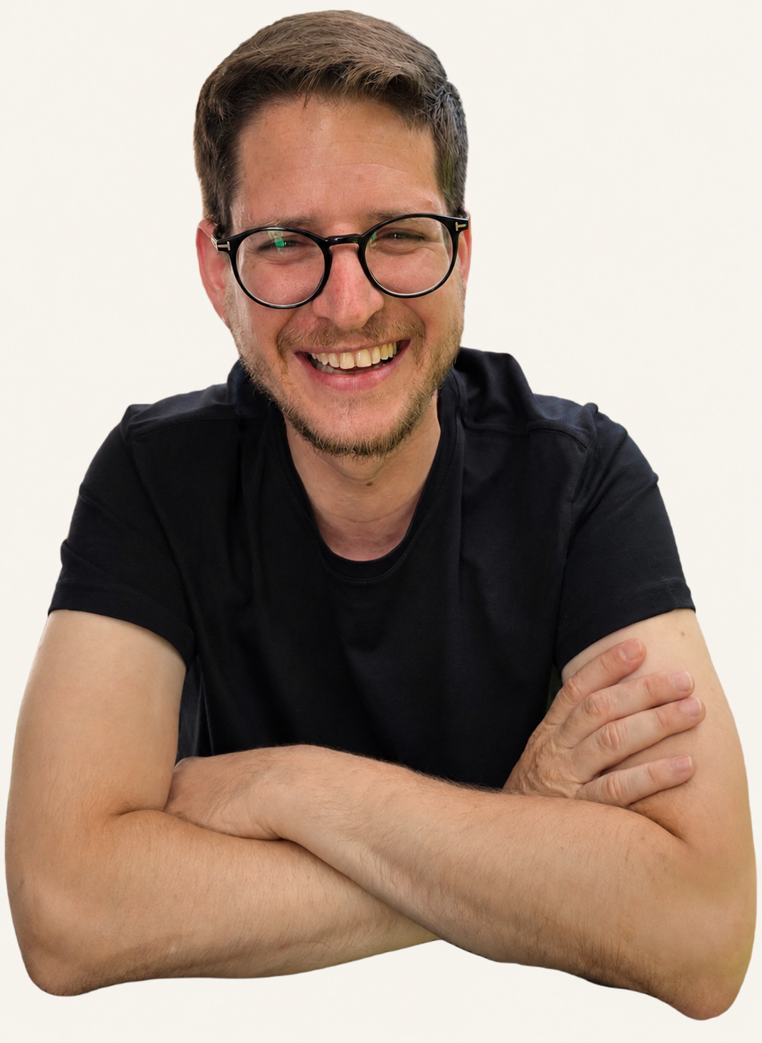 Jossi Feder lächelt mit verschränkten Armen.